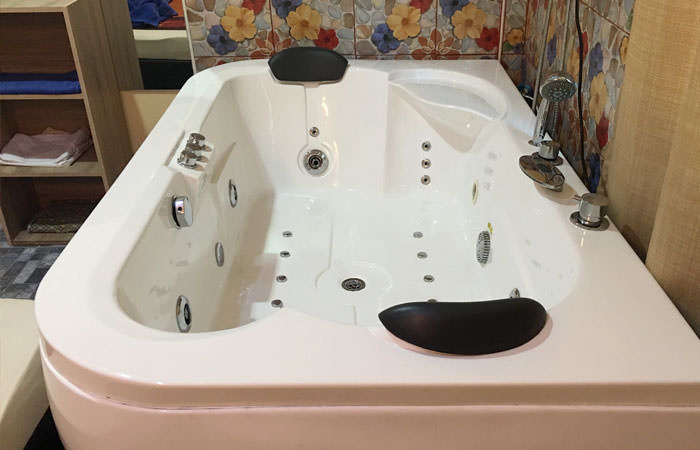 Unser Soapy Room ist ideal für Soapy- oder Nuru-Gel-Massagen, einschließlich Happy-End-Massage und Full-Service